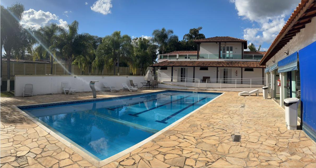 Imagem institucional do Hospital Átrios com área externa e piscina, representando um espaço seguro para homens em tratamento do alcoolismo e dependência química.
