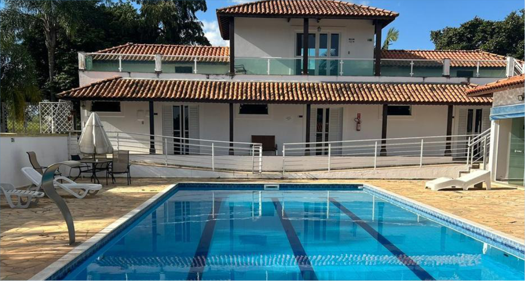 Imagem institucional do Hospital Átrios com área externa e piscina, representando um espaço seguro para internação e tratamento da dependência química.