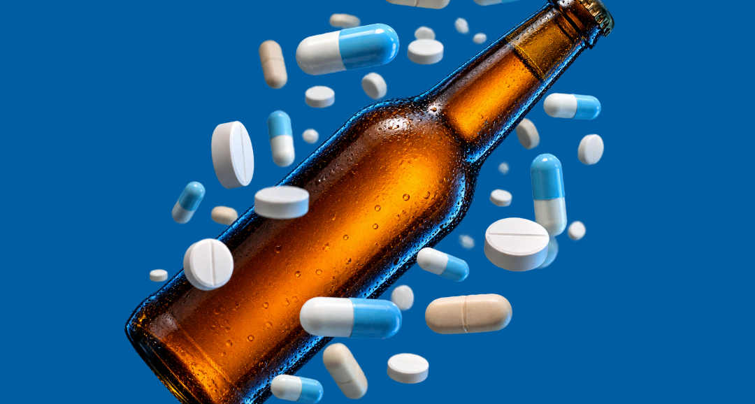 Garrafa de bebida cercada por comprimidos representando os riscos da mistura entre álcool e medicamentos